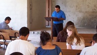 Domingo: Carlos ensina EBD./ Sunday, Carlos teaches Bible school.