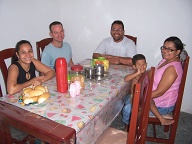 Nat and Luis Claudio, houseguests with me, and hosts Artur, Katia and son Kevin.; Nat e Luis Claudio, hospedados comigo na casa de Artur, Katia e Kevin.