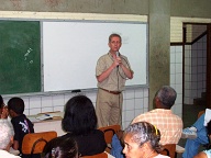 Randal teaches "This We Believe" seminar; Randal ensina seminário "Nisso cremos".