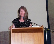 Vicki dando palestra na conferência feminina 2006 / Vicki speaking at women's retreat 2006