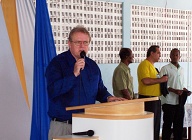 Missionary Randy Short (Boa Viagem, Recife) directs the offering thought on Sunday./ Randy Short, missionario em Boa Viagem, Recife, dirige os pensamentos na oferta dominical.