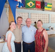 Matheny family with Howard Norton./ Família Matheny com o sr. Norton.